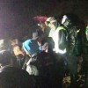 Sejumlah aparat besama masyarkat saat mencari kakek Sarkawi yang tertimbun longsor.